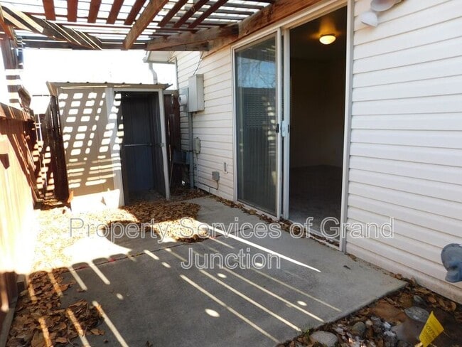 Building Photo - 393 Sunnyside Cir