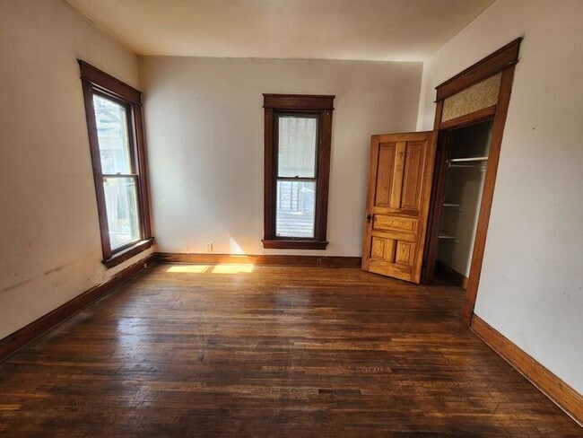 Building Photo - Spacious 2 Bedroom 1 Bath