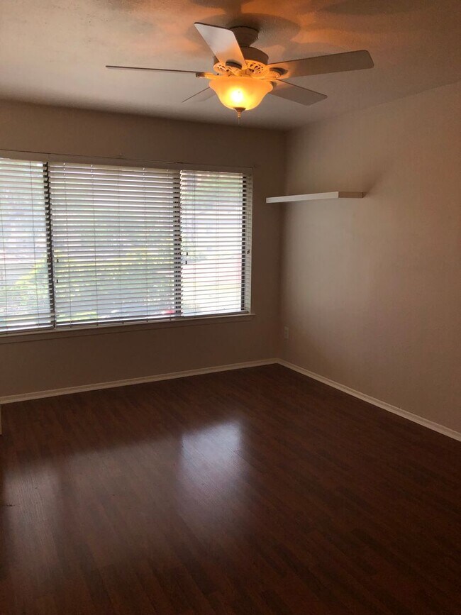 Building Photo - UT PRE-LEASE: 2 BR / 2 BA - Top Floor Unit...