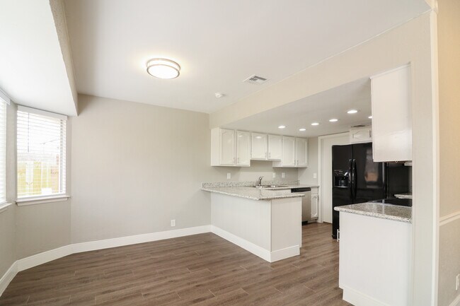 Building Photo - 9622 Bay Vw Dr