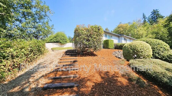 Building Photo - 2641 Stephenson Ave