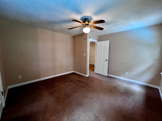 Building Photo - Large 6 bedroom home with Pool in Virginia Beach
