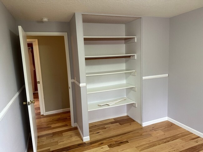 Building Photo - Beautifully updated 4 bedroom 2 bathroom h...