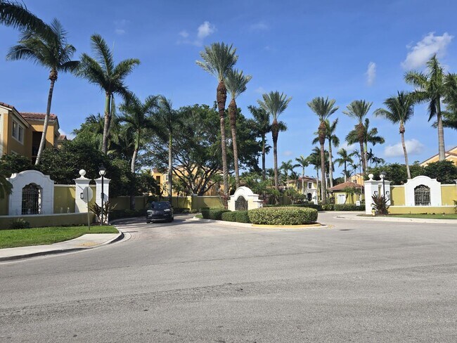Building Photo - RESORT STYLE, BEAUTIFUL 2 BEDROOM AND 2 BATHROOMS ON THE TOP FLOOR