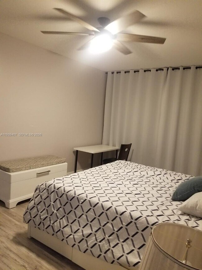 Building Photo - 2500 Parkview Dr