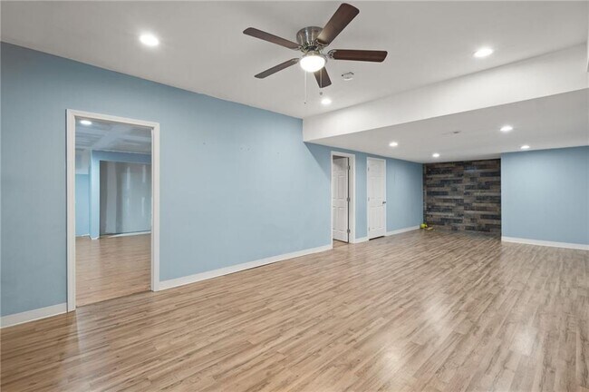 Building Photo - 675 Clearwater Pl