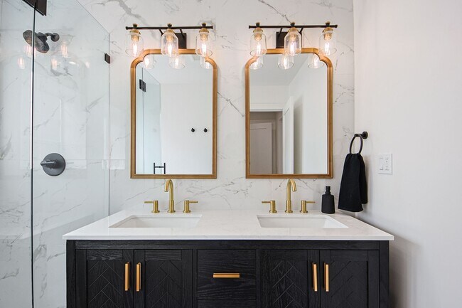 Building Photo - Chic Fully Renovated Luxury Home in the Burbank Hills!