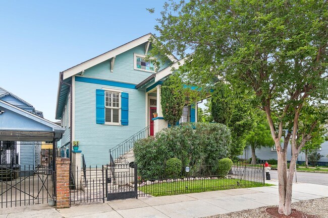 Building Photo - Gorgeous 3BD/3BA with Courtyard