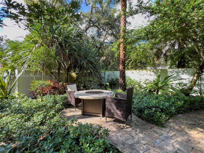 Building Photo - 545 SW Indianola St