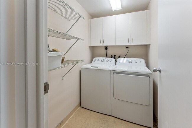 Building Photo - 801 Brickell Key Blvd