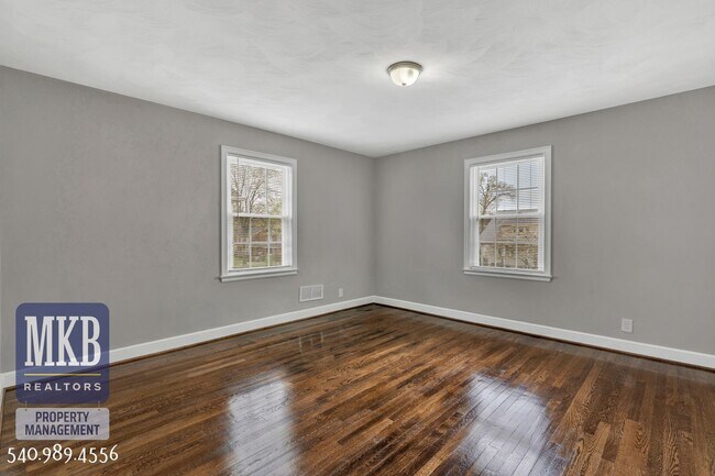Building Photo - Beautiful 2 Bedroom, 1 Bath Duplex in SW Roanoke City