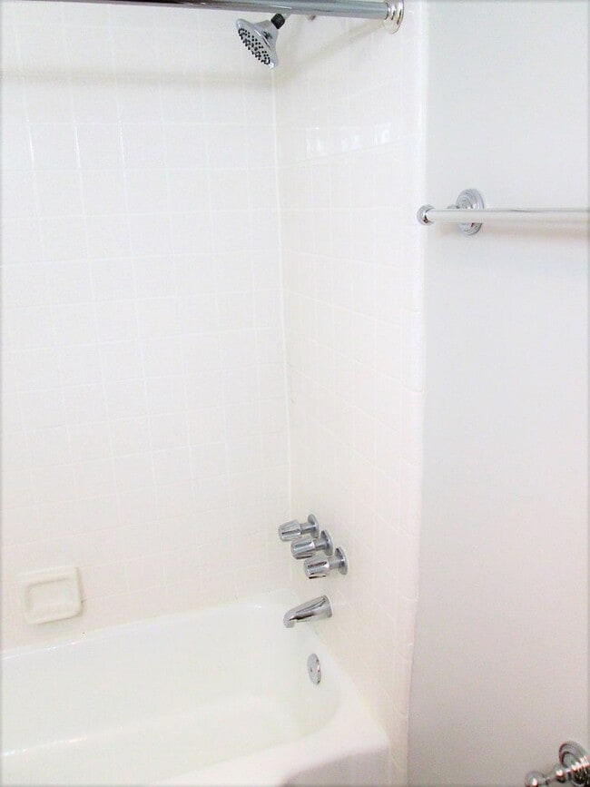 Building Photo - Bright and Spacious Condo in Fantastic Fog...