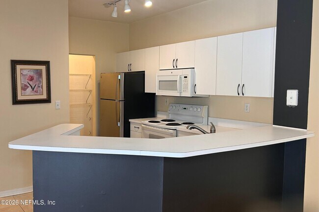 Building Photo - 610 Fairway Dr