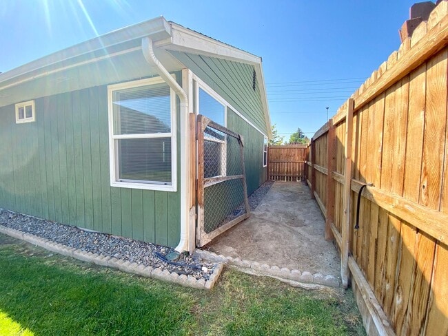 Building Photo - Updated Selah Home with Large Yard