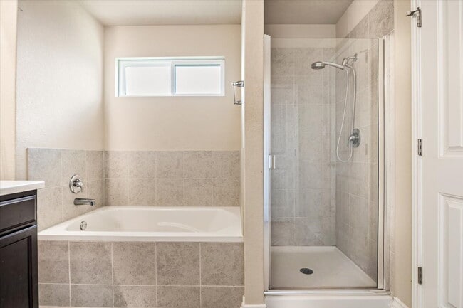Building Photo - Large, 4 bedroom single story in a beautiful community full of amenities for you to enjoy!