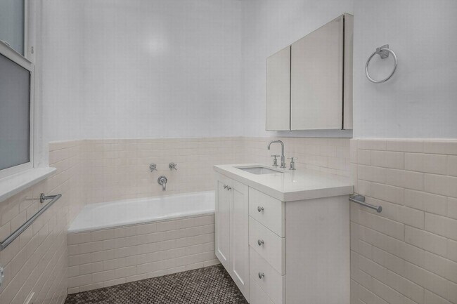 Building Photo - Sunning unit walking distance to shops on Fairfax