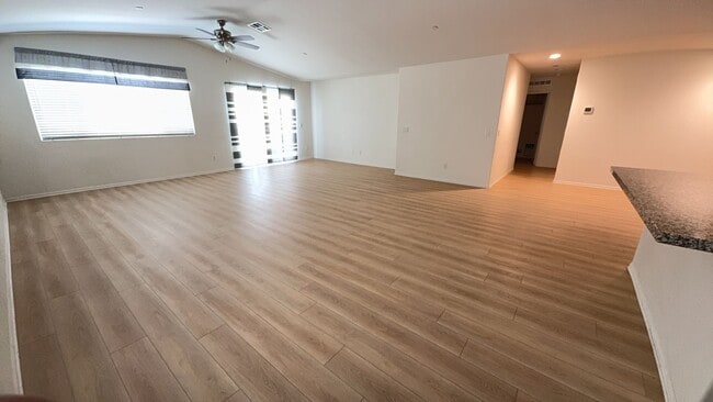 Building Photo - 4 BEDROOM, 3 BATH VICTORVILLE HOME