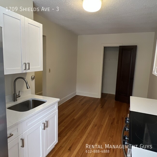 Building Photo - Huge 2 Bedroom! Completely Remodeled!