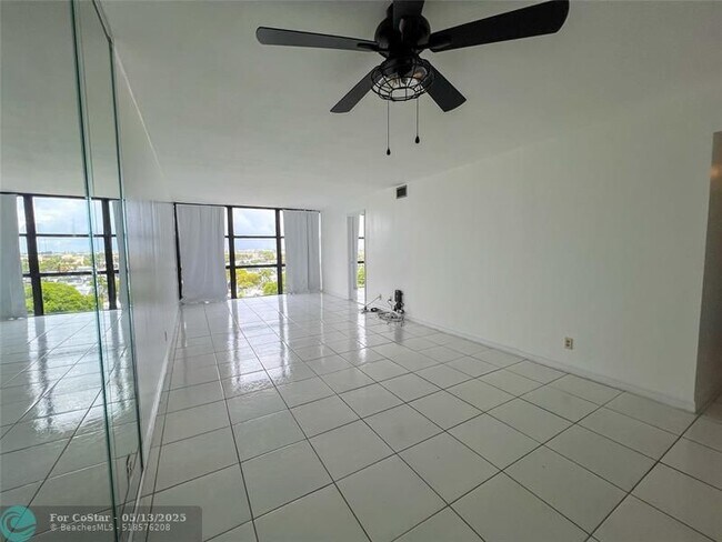 Building Photo - 800 Parkview Dr