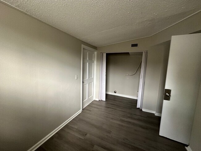 Building Photo - NEWLY RENOVATED 3 bed/2 bath with a FLEX ROOM