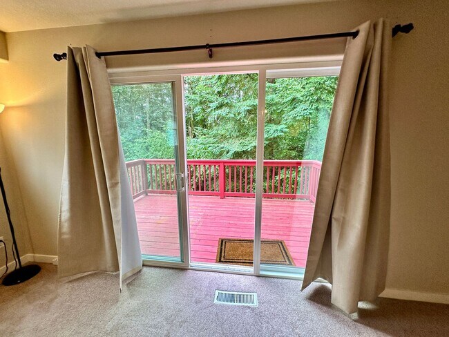 Building Photo - Beautiful 6-bedroom 4-bathroom home in an upscale neighborhood in the Sexton Mountain section of ...