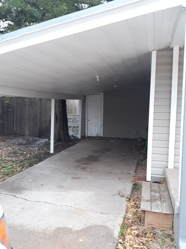 Building Photo - 215 S Berry St