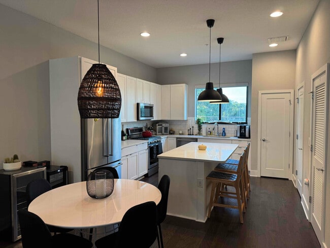 Building Photo - 947 Arlington Ave N