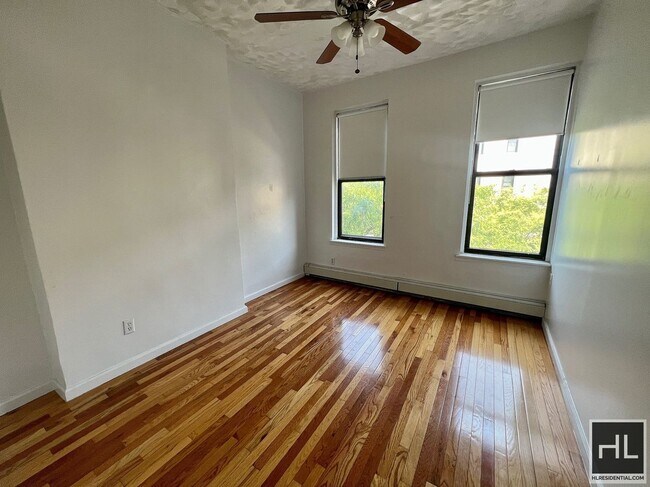 Building Photo - Massive 3.5BR 1BA 1300sft Top Floor Conver...