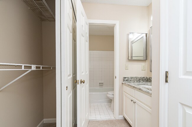 Building Photo - Chic & Cozy Condo in the heart of Raleigh!