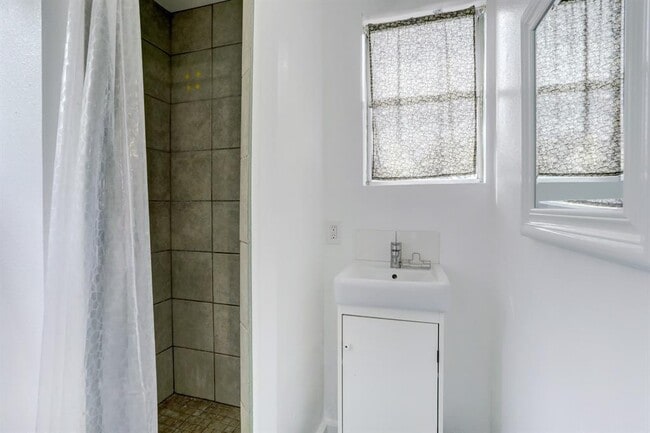 Building Photo - 901 Newman Dr