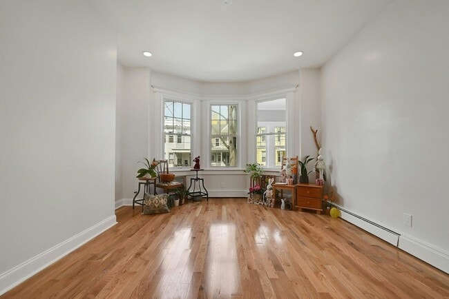 Building Photo - 158 Edgar St