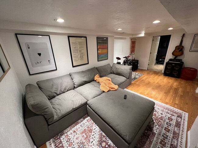 Building Photo - Super Chic, Pet Friendly 4 Bedroom Home in...