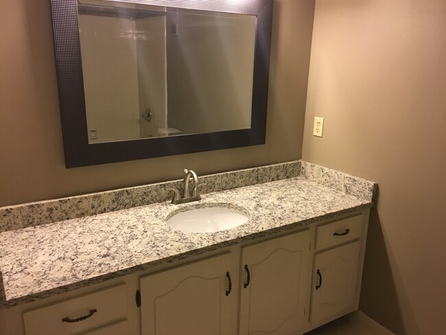 Building Photo - End Unit Town Home For Rent