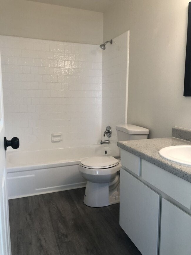 Building Photo - HUGE 6 bed 2 bath fully remodeled Kearns home is a MUST SEE!!