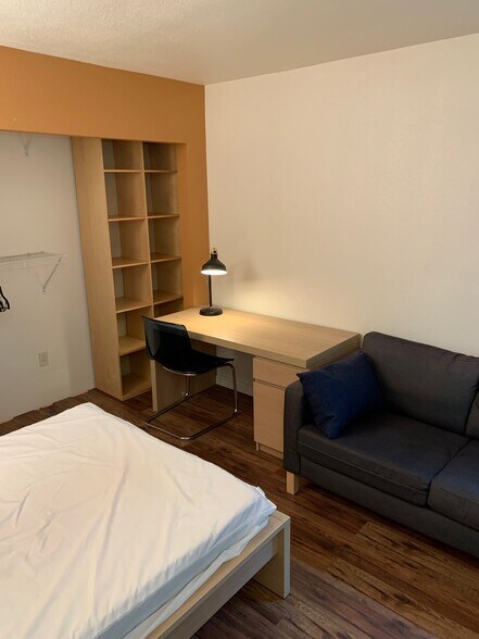 Bedroom, 1st floor - 1635 Derby St