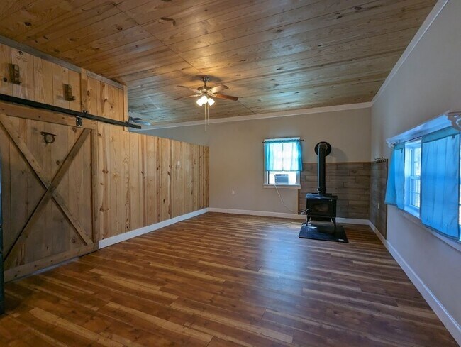Building Photo - 193 S Valley Dr
