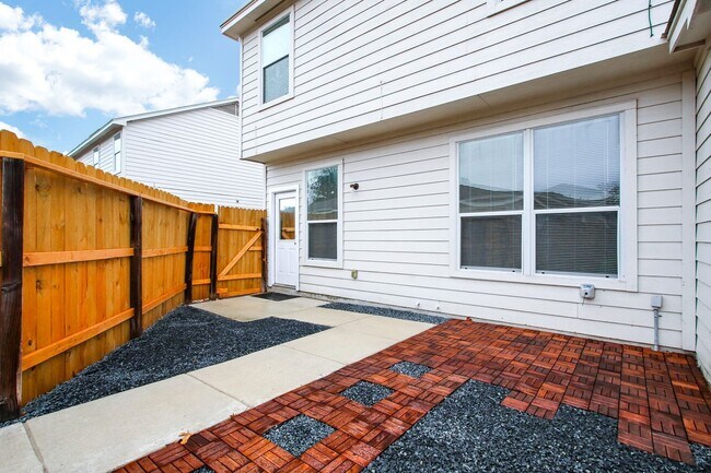 Building Photo - 3-Bedroom Townhouse with Open Floor Plan and Spacious Backyard Near Lackland AFB