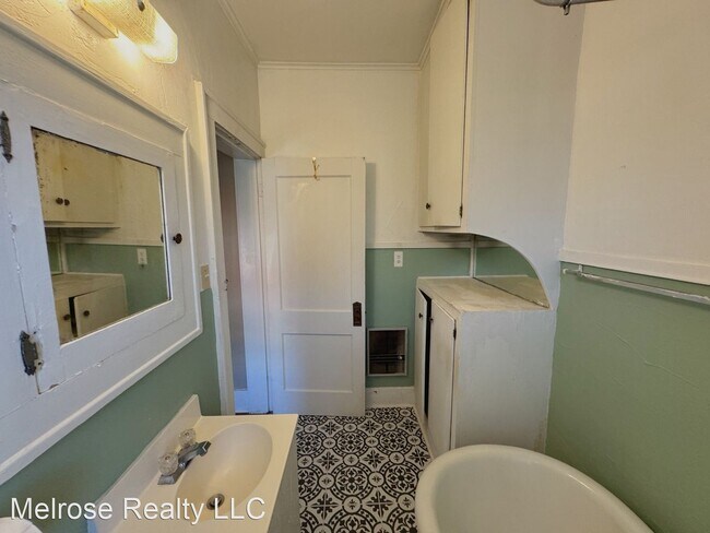 Building Photo - 1 br, 1 bath House - 137 1/2 NW 17th Street