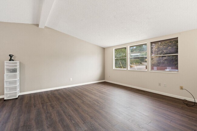 Building Photo - 400 Casad Ave