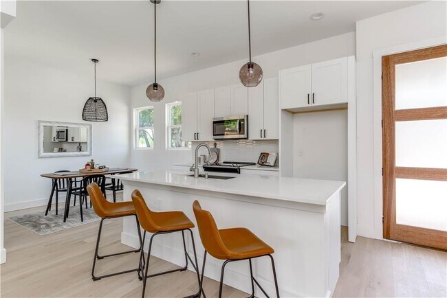 Building Photo - 4800 Vinson Dr