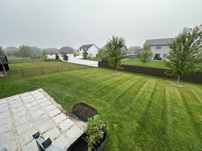 Building Photo - 5 bedrooms 3 bathrooms and a 3-car garage