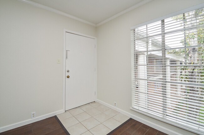 Building Photo - 2121 Fountain View Dr