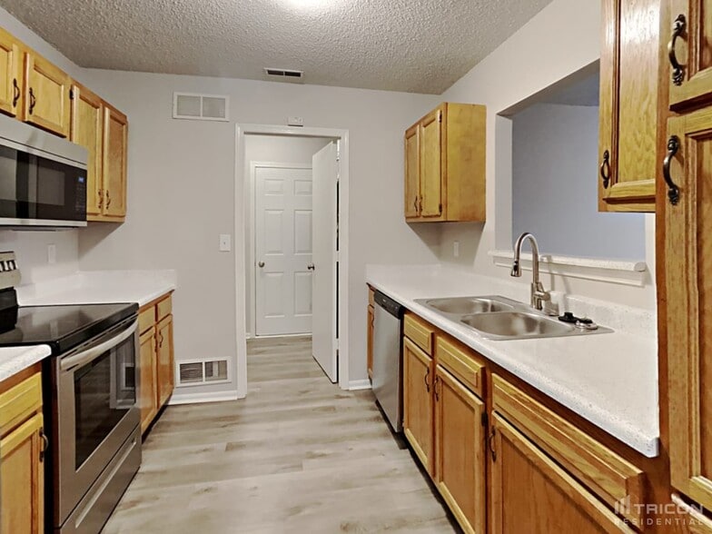 Building Photo - 1679 Long Lake Dr