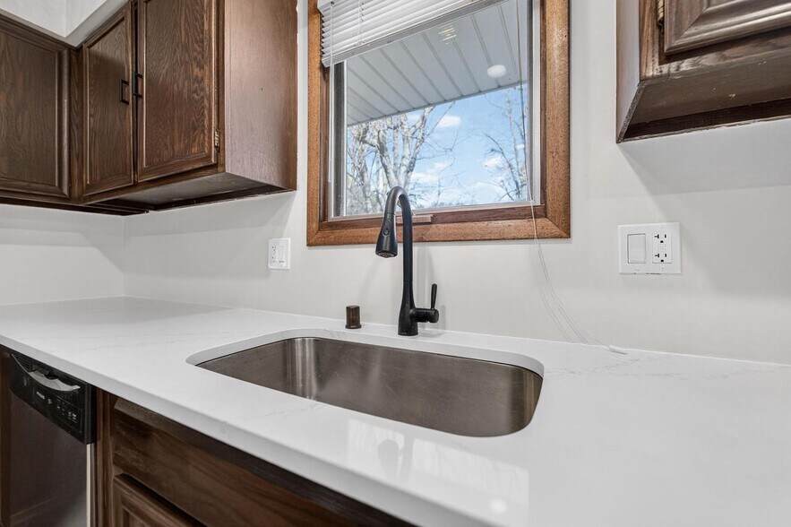 Building Photo - 5736 Pembroke Dr