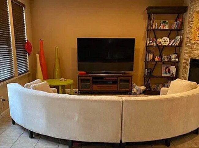 Building Photo - Beautiful & Spacious 5bd House