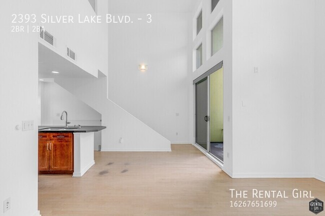 Building Photo - Spacious Silver Lake Townhome | Multi-Leve...