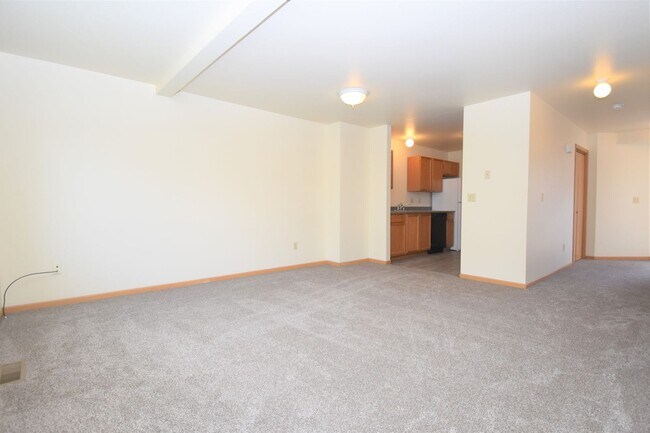 Building Photo - Townhouse style 2bed 1.5bath with attached...