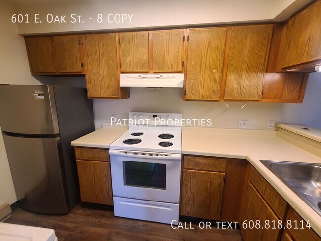 Building Photo - 601 E Oak St