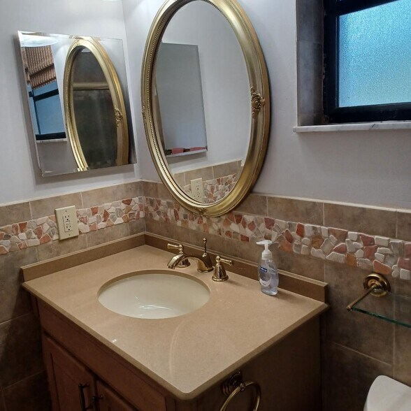 Master Bathroom - 3940 Arelia Dr S