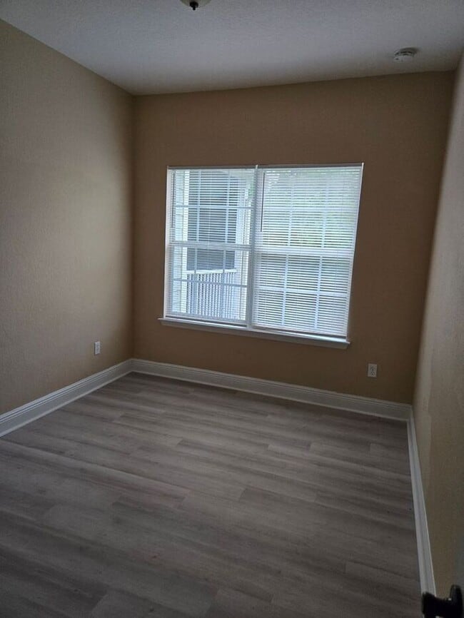 Building Photo - Beautiful 3 bed 3 bath town home